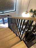 Escalier tournant avec structure de soutien d'acier et des marches en bois.