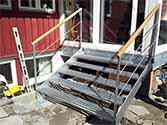 Escalier en acier galvanisé avec marches en profilés d'acier.