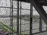 Plaques de façade en acier CorTen perforées jusqu'à 69% à la partie où une plateforme d'observation est située.