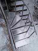 Escalier avec structure de soutien de profilés en inox, étapes en tôle d'aluminium et garde-corps en acier inoxydable