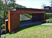 bardage avec acier CorTen, entrée et oriel recouvert de panneaux d'acier CorTen