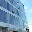 façade avec panneaux de verre et alucobond
