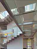 structure de support avec cadres en profilés d'inox, plancher de verre