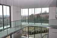 structure de support avec cadres en profilés d'inox suspendue avec tirants en inox