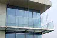balcon avec structure de support avec cadres en profilés d'inox, plancher de verre