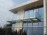 balcon avec structure de support en inox, plancher de verre et garde-corps en verre