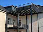 balcon avec structures de soutien d'acier, garde-corps en acier