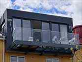 balcon avec structure de support en acier suspendue sur tirants en inox