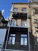 balcons avec structures de soutien d'acier, garde-corps en acierr