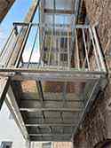structure de support en profilés d'acier, plancher en tôle d'aluminium, garde-corps en acier
