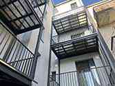 balcon avec structures de soutien d'acier, garde-corps en acier