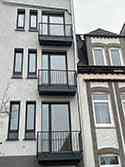 balcon avec structures de soutien d'acier, bardage avec tôle d'aluminium, garde-corps en acier