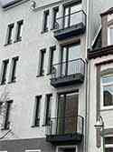 structure de support avec un cadre en profilés d'acier, cadre recouvert de tôle d'aluminium sur les côtés et par le bas