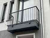 garde-corps avec remplissage à barres verticales en acier, bardage avec tôle d'aluminium