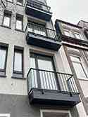 balcon avec structures de soutien d'acier, bardage avec tôle d'aluminium, garde-corps en acier