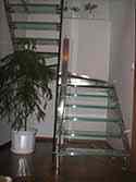 escalier tournant en inox avec marches en verre