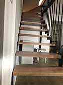 escalier en acier avec marches en bois, structure portante en profilés d'acier