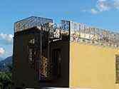 Balustrade en acier avec des panneaux de tôle d'aluminium perforée au laser construit sur la terrasse sur le toit