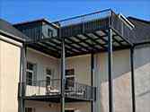 Balcon avec structure portante en profilés d'acier et garde-corps en acier