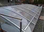 Toiture d'entrée du garage souterrain de panneaux de polycarbonate transparents lisses montés sur la construction de profilés en acier galvanisé thermolaqué