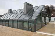 Véranda en verre construite sur ​​le toit d'une maison.