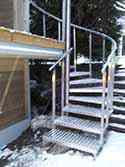 Escalier en colimaçon avec structure de soutien d'inox et marches en tôle d'aluminium.