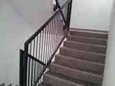 Balustrade en acier avec remplissage à barreaux verticaux dans les escaliers