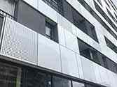 Panneaux de façade en Alucobond montés sur des cadres de support en profilés d'aluminium