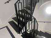 Balustrade en acier avec remplissage à barreaux verticaux pour les escaliers tournants