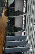 Garde-corps en verre avec main courante en acier inoxydable sur escalier et balcon