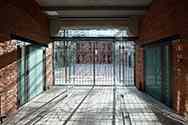 Porte en verre avec ferrures en acier inoxydable. Dans les parois latérales, les portes en verre avec un cadre en acier thermolaqué