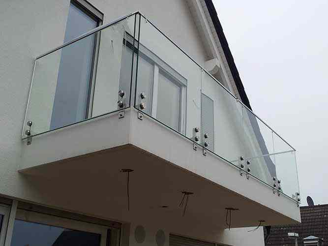 Garde-corps en verre avec main courante en inox sur le balcon.