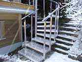 Escalier en acier avec structure de soutien d'inox et marches en tôle d'aluminium