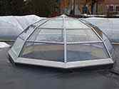 Coupole construit de panneaux de verre de sécurité feuilleté installés sur une structure d'inox