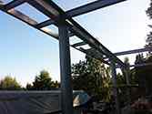 Cadre supérieur de la structure de support avec cadre de balcon reposant sur une rangée de poteaux en acier galvanisé