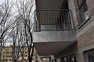 Balustrade de balcon en acier galvanisé thermolaqué avec remplissage à barreaux verticaux. 
Solins en acier autour de la plaque de balcon. Appuis de fenêtres en tôle d'acier galvanisé
