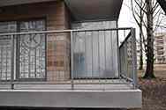 Balustrade de balcon en acier galvanisé thermolaqué avec remplissage à barreaux verticaux.