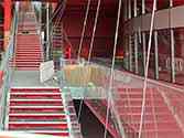 Garde-corps en verre sur balcons et escaliers