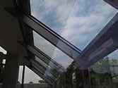 Panneaux de verre montés sur un cadre de structure de soutien en inox