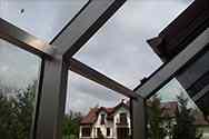 Panneaux de verre montées sur la structure de soutien de profilés en acier inoxydable